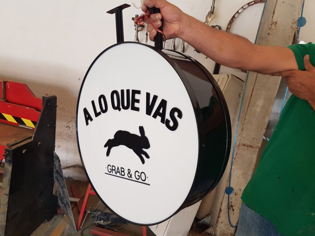 Anuncio tipo bandera